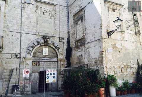 Tunnel sotterranei e scale spettacolari: l'antico e vilipeso primo Tribunale di Bari